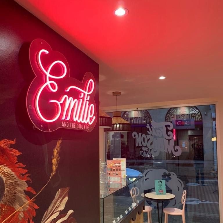 Lettres découpées à Arles — Enseigne lettres decoupees neon