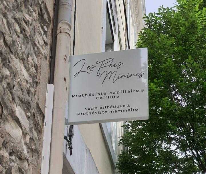 Signalétique à Arles — Enseigne drapeau pour les fees minines