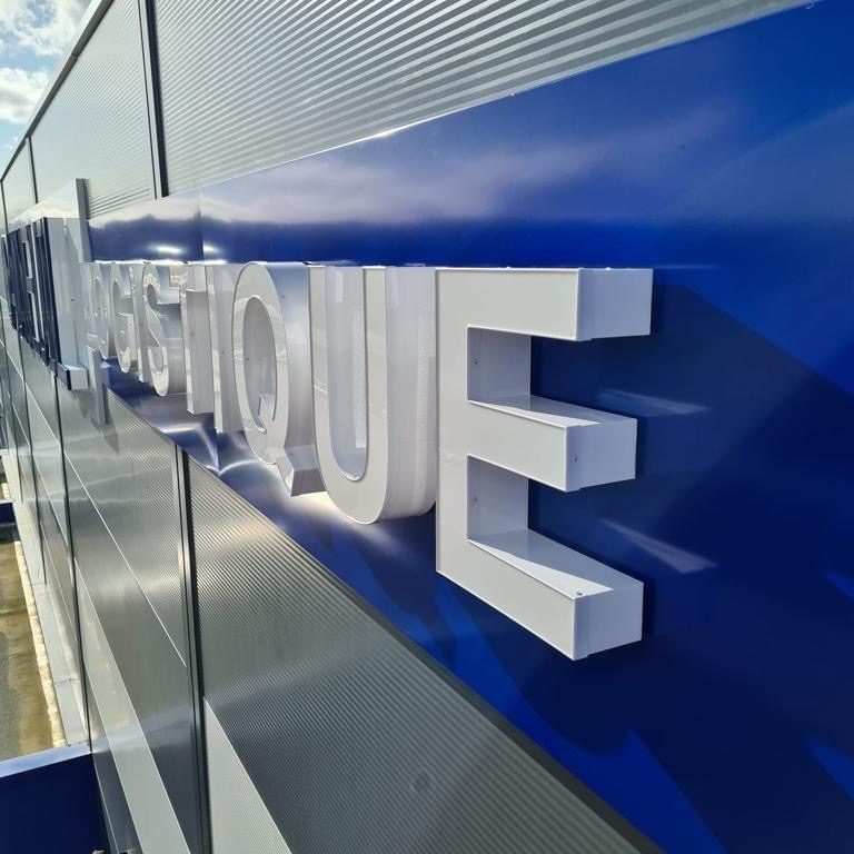 Lettres découpées à Arles — Enseigne lettres decoupees blanches