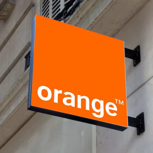 Signalétique à Arles — Enseigne drapeau enseigne drapeau desin