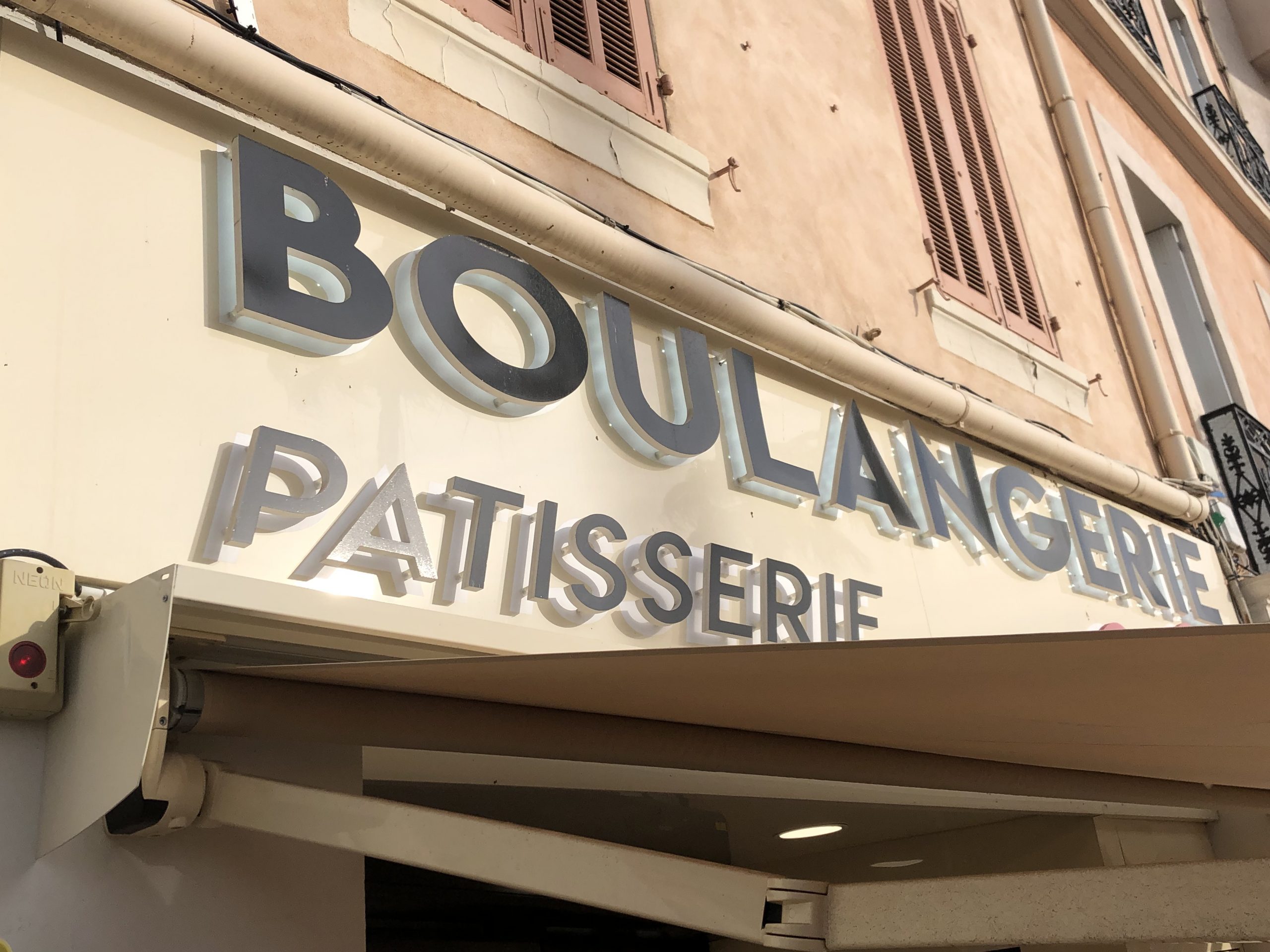 Réalisations enseignes à Arles — Enseigne lumineuse eclairee boulangerie