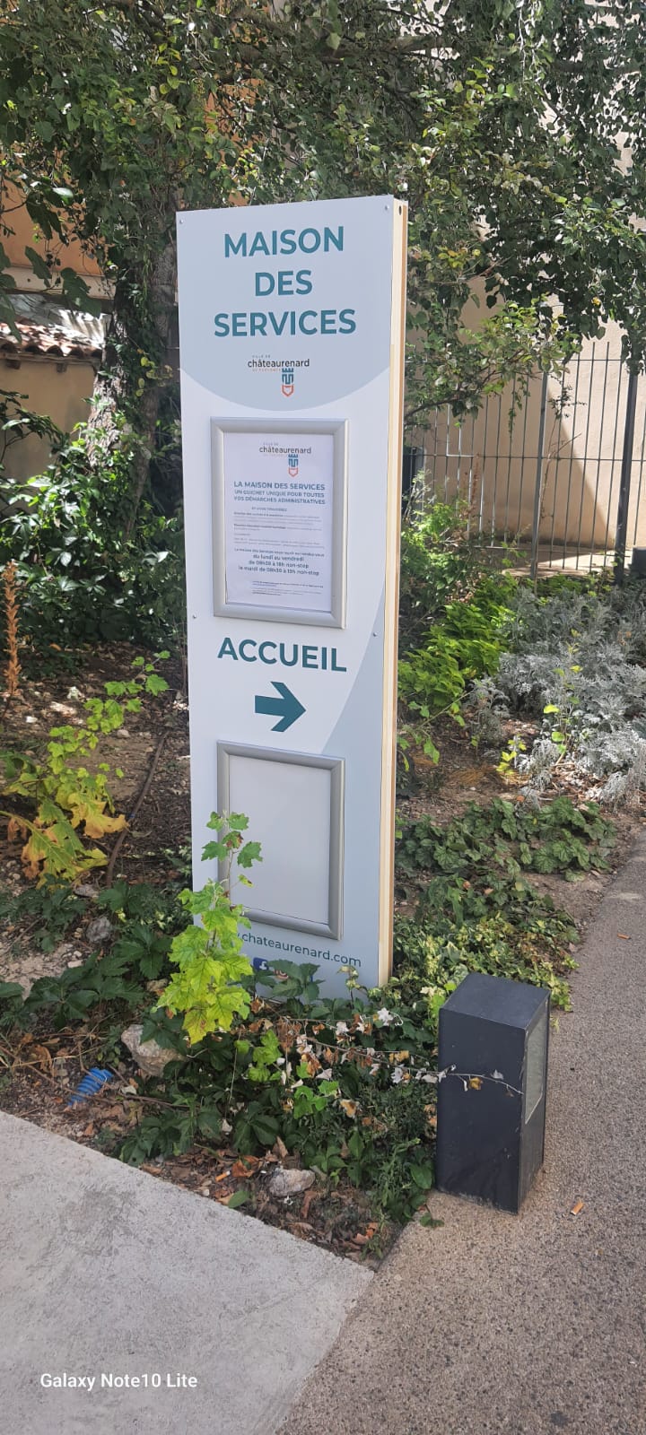 Signalétique à Arles — Enseigne eclairee premium totems