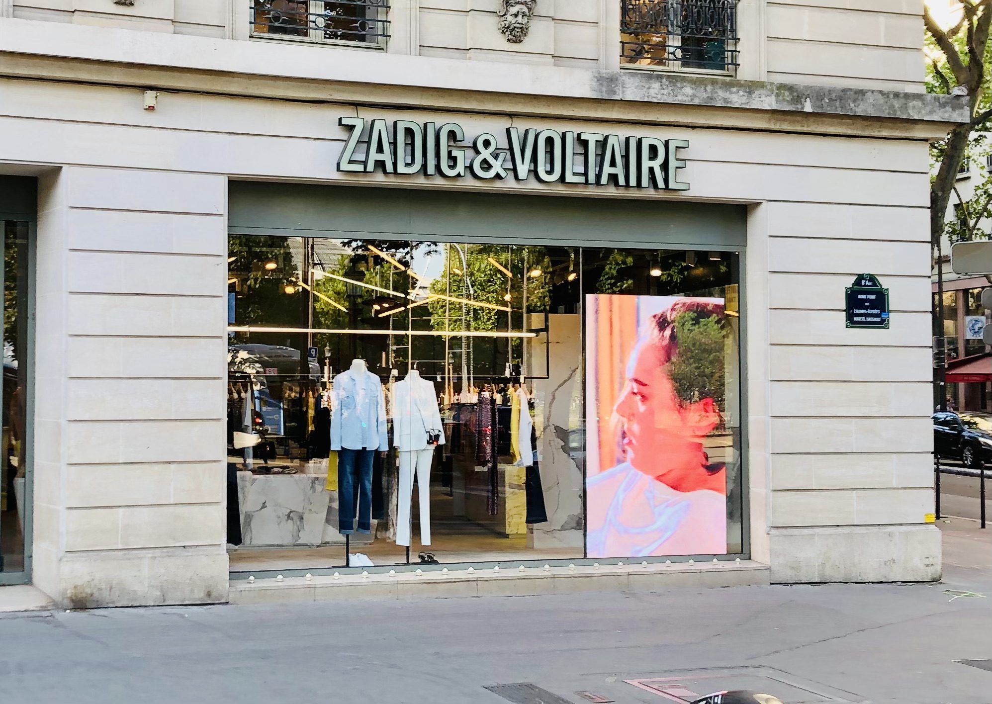 Réalisations enseignes à Arles — Enseigne de magasins