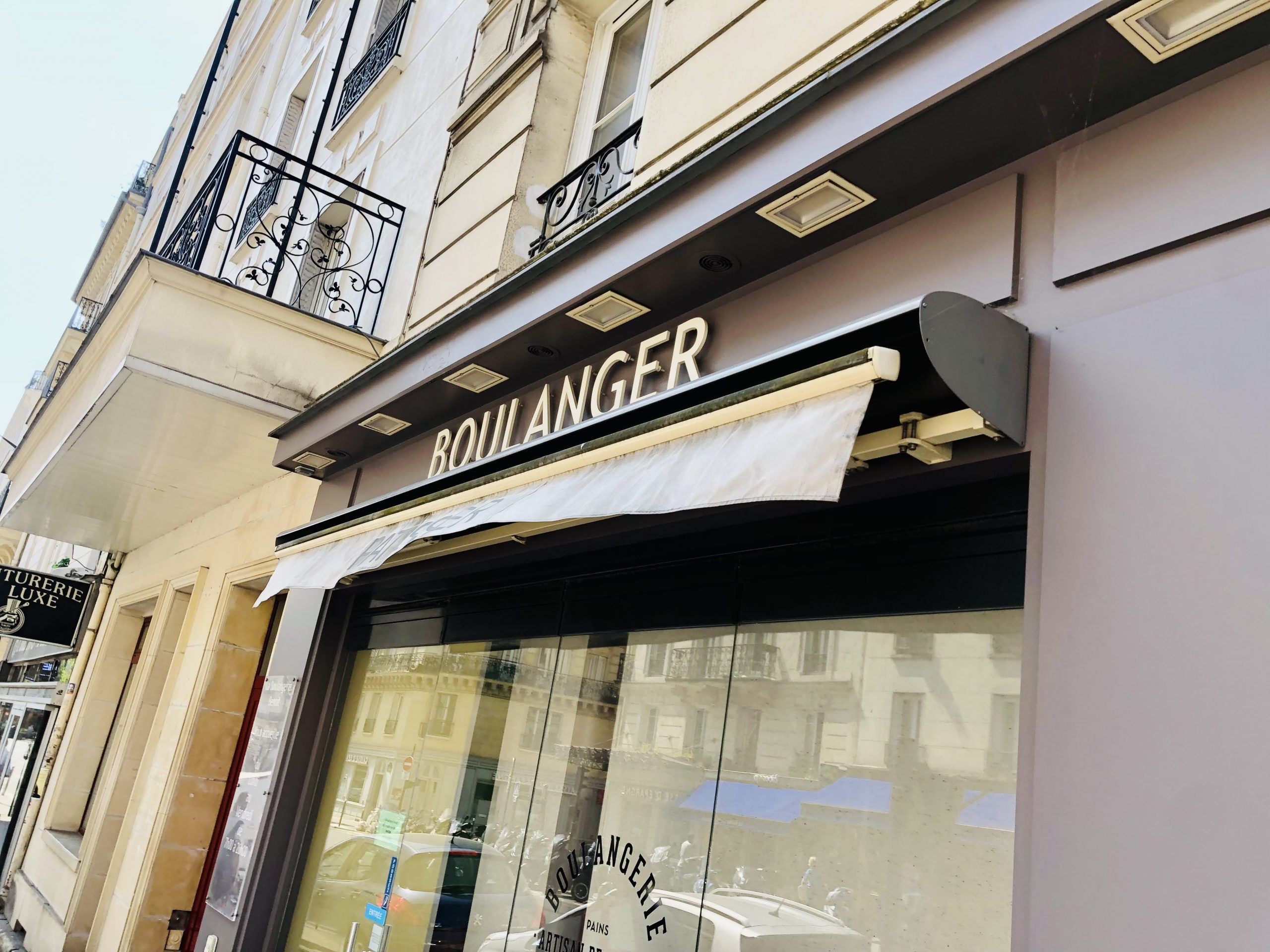 Réalisations enseignes à Arles — Enseigne magasin lumineux