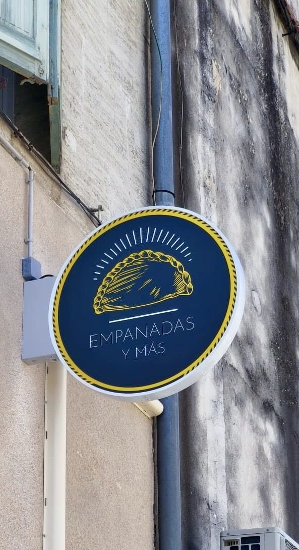 Vitrophanie à Arles — Enseigne lumineuse adhesifs